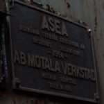 Metallskylt på rostig yta med info om ASEA och AB Motala Verkstad, tillv. 1954.