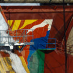 Betongvägg med färgglad mural, metalltrappa och skumliknande material på lutande yta.